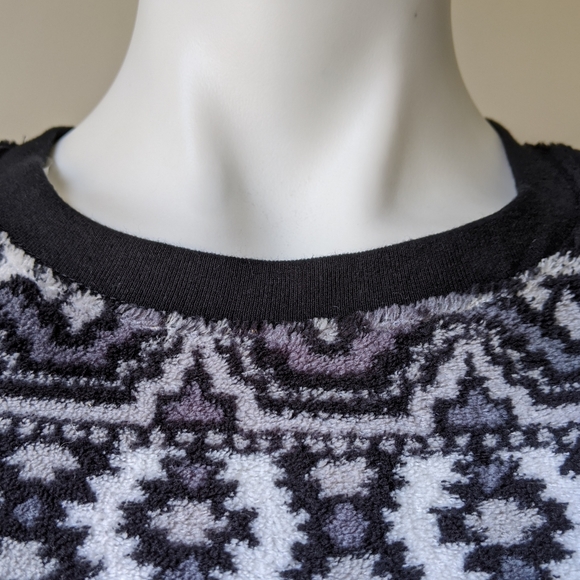 🌼 Feathers Tribal Print Soft Fleece Pullover, Black/White S NWT - Picture 4 of 5